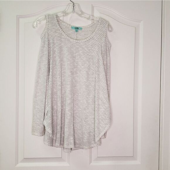 Karlie Cold Shoulder Top - Picture 2 of 6